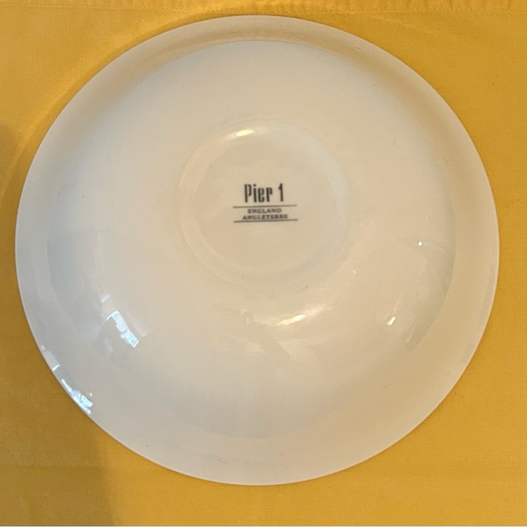 Pier 1 Imports Hydrangea Bowl. 9.5” England Angleterre. - Picture 5 of 7